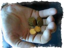 монеты в руке