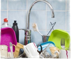 Примета: почему нельзя мыть посуду в гостях