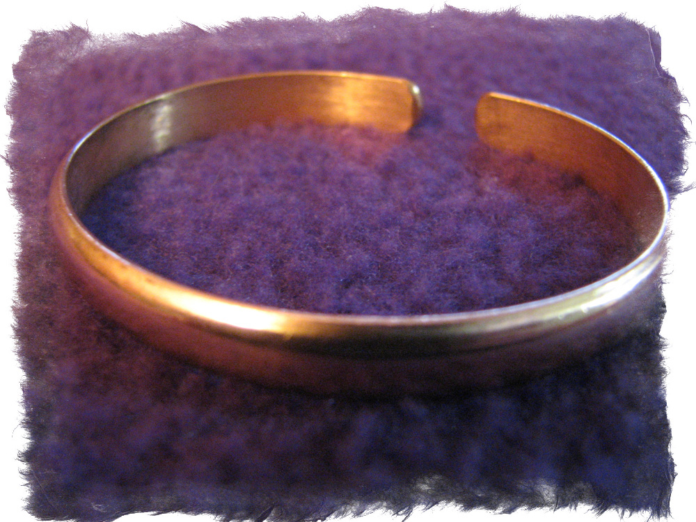 Медный браслет спасет от болезней и злых сил