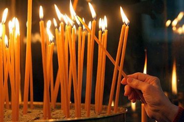 фотография зажженных церковных свечей