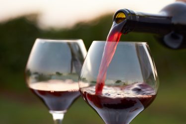 Красное вино поможет приворожить женатого мужчину